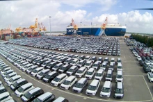 Importación de automóviles a través del puerto de Hai Phong. (Fotografía: VNA)