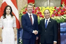 El presidente vietnamita, Nguyen Xuan Phuc (derecha), recibe al príncipe heredero de Dinamarca, Frederik André Henrik Christian, y su esposa Mary. (Fotografía: VNA)