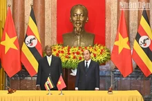 El presidente de Vietnam, Nguyen Xuan Phuc, y su homólogo ugandés Yoweri Kaguta Museveni presencian la rúbrica de varios documentos de cooperación bilateral.