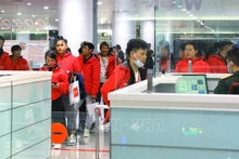 Ciudadanos vietnamitas procedentes de Myanmar se registran en el aeropuerto internacional de Noi Bai, Hanói el 5 de diciembre de 2023. (Fotografía: VNA)