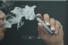 Los cigarrillos electrónicos y los productos de tabaco calentados llegan a Vietnam principalmente a través de importaciones de contrabando y llevadas en mano. (Fotografía: VNA)