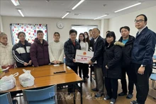 Entrega de ayuda humanitaria a trabajadores vietnamitas en la prefectura de Ishikawa. (Fotografía: VNA)