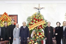El presidente vietnamita, Nguyen Xuan Phuc, felicita con motivo de la Navidad y el Año Nuevo de 2023 a la Arquidiócesis de Hanói. (Fotografía: VNA)