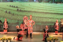 Desfile de traje tradicional de boda del grupo étnico Dao Thanh Phan en el distrito de Binh Lieu.