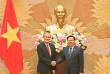 El presidente de la Asamblea Nacional de Vietnam, Vuong Dinh Hue, y el senador Mike Crapo. (Fotografía: Nhan Dan)