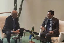 Dang Hoang Giang, jefe de la misión permanente de Vietnam en las Naciones Unidas (derecha) y Mussa Azzan Zungu, vicepresidente de la Asamblea Nacional de Tanzania. (Fotografía: VNA) 