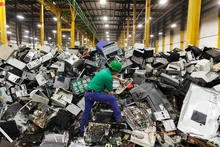 El reciclaje de residuos electrónicos se está convirtiendo en una tarea importante. (Fotografía: National Geographic)