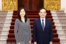 El viceprimer ministro de Vietnam, Tran Luu Quang, y la coordinadora residente de las Naciones Unidas (ONU) en Vietnam, Pauline Tamesis. (Fotografía: VNA)
