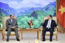 El primer ministro de Vietnam, Pham Minh Chinh, recibe a Karthik Rammohan, vicepresidente de Operaciones Globales del grupo Lam Research. (Fotografía: Nhan Dan)