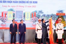 El presidente Vo Van Thuong coloca la Orden Ho Chi Minh en la bandera tradicional de la provincia de Long An. (Fotografía: VNA)