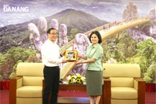 La presidente del Comité de Inspección del Comité partidista de Da Nang, Le Thi My Hanh (derecha), y el jefe del Comité de Inspección y Disciplina del Comité del Partido de la provincia china de Yunnan, Feng Zhile. (Fotografía: baodanang.vn)