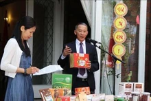 El presidente del Comité Popular de la provincia vietnamita de Lam Dong, Tran Van Hiep, presenta los productos de su localidad (Fotografía: VNA)