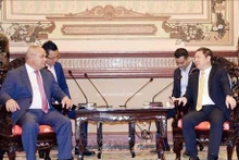 El vicepresidente del Comité Popular de Ciudad Ho Chi Minh, Duong Anh Duc (derecha) y Tom Tate, alcalde de la ciudad de Gold Coast. (Fotografía: VNA)