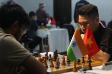 El vietnamita Tran Tuan Minh (derecha) gana torneo internacional de ajedrez.