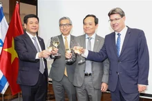 El vicepremier Tran Luu Quang y los delegados felicitan por el 78º Día Nacional de Vietnam y los 30 años de establecimiento de relaciones diplomáticas entre Vietnam e Israel. (Fotografía: VNA)