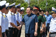 El jefe del Legislativo con oficiales y comandantes de la Brigada de Misiles Costeros 681 de la Armada vietnamita. (Fotografía: Nhan Dan)