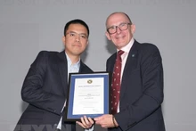 El Doctor en Ciencias Nguyen Huyen Duc recibe premio de Sociedad Aeronáutica Real. (Fotografía: VNA)