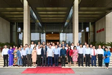 El presidente de la Asamblea Nacional de Vietnam, Vuong Dinh Hue, y representantes de la VUPDA. (Fotografía: Nhan Dan)
