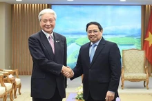 El primer ministro de Vietnam, Pham Minh Chinh (derecha), recibe a Tomikazu Fukuda, gobernador de la provincia japonesa de Tochigi. (Fotografía: VNA)