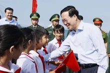 El presidente de Vietnam, Vo Van Thuong, con alumos de Co To. (Fotografía: VNA)