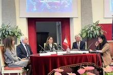 El vicepresidente del Comité Popular de Ciudad Ho Chi Minh, Vo Van Hoan, y la vicealcaldesa de la ciudad de Turín, Michela Favaro. (Fotografía: VNA)
