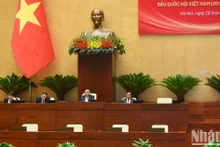 El presidente legislativo Vuong Dinh Hue y los vicepresidentes.