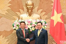 El presidente de la Asamblea Nacional de Vietnam, Vuong Dinh Hue, se reúne con Masayuki Hyodo, co-presidente del Comité Económico Japón-Vietnam de Keidanren.