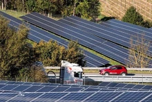Una planta de energía solar con sistemas fotovoltaicos cerca de Mainburg, al noroeste de Munich, Alemania, el 20 de octubre de 2021. (Foto: Reuters)