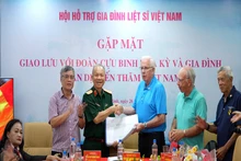 Entregan unos 20 conjuntos de documentos relacionados con mártires vietnamitas. (Fotografía: qdnd.vn)