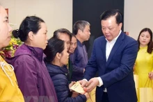 El secretario del Comité del Partido de Hanói, Dinh Tien Dung, entrega obsequios de Tet a hogares desfavorecidos en el distrito de Gia Lam el 13 de enero. (Fotografía: VNA)