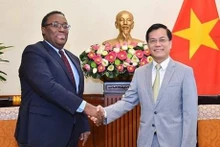 Ha Kim Ngoc, vicecanciller de Vietnam recibe a su homólogo Azad Pierre Nasser Belfort. (Fotografía: VNA)