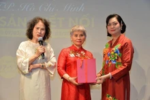 La presidenta del Club de Patrimonio del Ao Dai de Vietnam, Nguyen Thi Thanh Tam, habla en el evento.