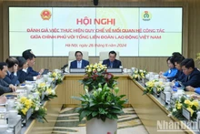 El primer ministro Pham Minh Chinh en la reunión para evaluar los resultados de la implementación del Reglamento sobre las relaciones laborales entre el Gobierno y la Confederación General del Trabajo de Vietnam. (Fotografía: Nhan Dan)