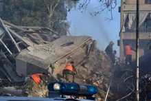 Fuerzas de rescate trabajan en el escenario del bombardeo cerca de la Embajada de Irán en Damasco (Siria). (Fotografía: Xinhua/VNA)