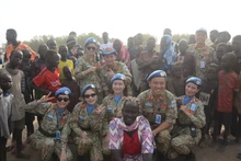 Cascos azules vietnamitas participan en marcha con motivo del Día Internacional de la Mujer.