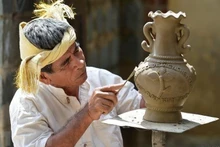 Un artesano alfarero.
