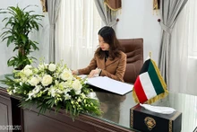 La viceministra de Relaciones Exteriores de Vietnam Nguyen Minh Hang escribe en el libro conmemorativo en memoria del Jeque Ahmed Al Nawaf Al Sabah.