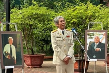 El coronel Tran Hong en la inauguración de la exposición. (Fotografía: VNA)