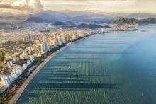 La playa de Nha Trang con vista desde arriba. (Fotografía: vinwonders.com)