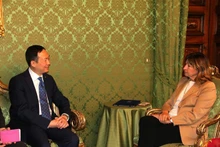 El embajador vietnamita en Italia, Duong Hai Hung, y la presidenta de la región de Umbría, Donatella Tesei. (Fotografía: VNA)