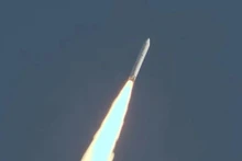 El vehículo de lanzamiento Epsilon-5 que transporta el satélite NanoDragon de Vietnam vuela al espacio. (Fotografía: VNA)