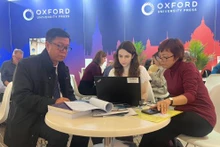 La delegación vietnamita trabaja con la editorial de la Universidad de Oxford. (Fotografía: VNA)