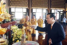El presidente de Vietnam, Vo Van Thuong, en la pagoda Minh Dao. (Fotografía: VNA)