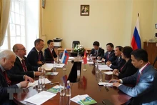 Nguyen Khac Dinh, vicepresidente de la Asamblea Nacional de Vietnam y el vicepresidente del Consejo de la Federación de Rusia, Andrey Yatskin. (Fotografía: VNA)
