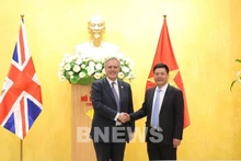 El ministro de Industria y Comercio de Vietnam, Nguyen Hong Dien (derecha), recibe a Mark Garnier, enviado comercial del Primer Ministro del Reino Unido en Vietnam, Tailandia, Myanmar y Brunéi. (Fotografía: Ministerio de Industria y Comercio de Vietnam)