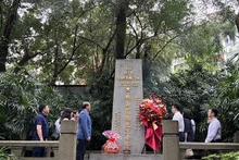 La delegación del Consulado General de Vietnam en Guangzhou, China, rinde un tributo floral al mártir Pham Hong Thai. (Fotografía: VNA)