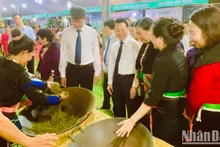 Presentación del té Shan Tuyet en la ceremonia inaugural.