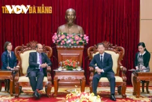 El secretario del Comité del Partido de la central ciudad de Da Nang, Nguyen Van Quang, y el embajador de la India en Vietnam, Sandeep Arya. (Fotografía: VOV)