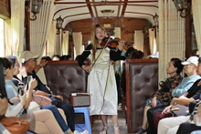 Espectáculos musicales gratuitos en el tren. (Fotografía: thethaovanhoa.vn)