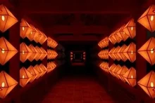 El pasillo central está decorado con 240 linternas que parpadean en sincronía con el sonido. (Fotografía: VNA)